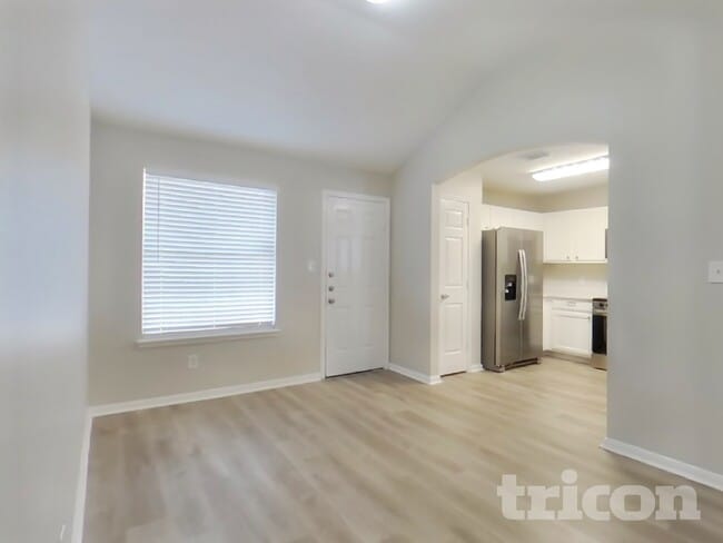 Building Photo - 423 Lazy Ln