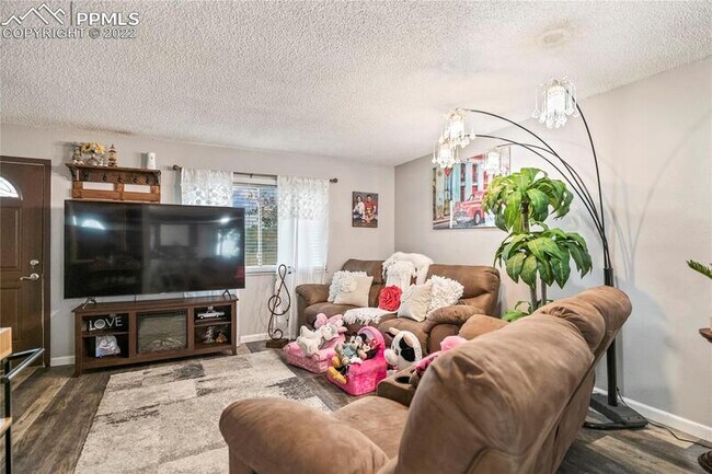 Building Photo - 4565 Eastcrest Cir E