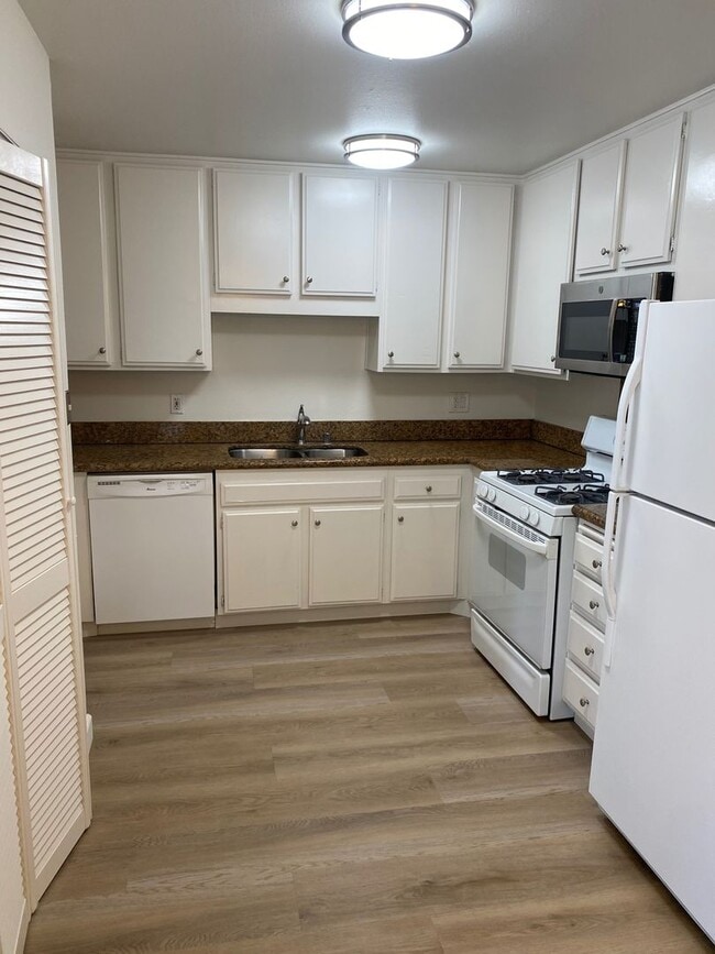 Building Photo - Poway Townhome @ Pomerado Pines!