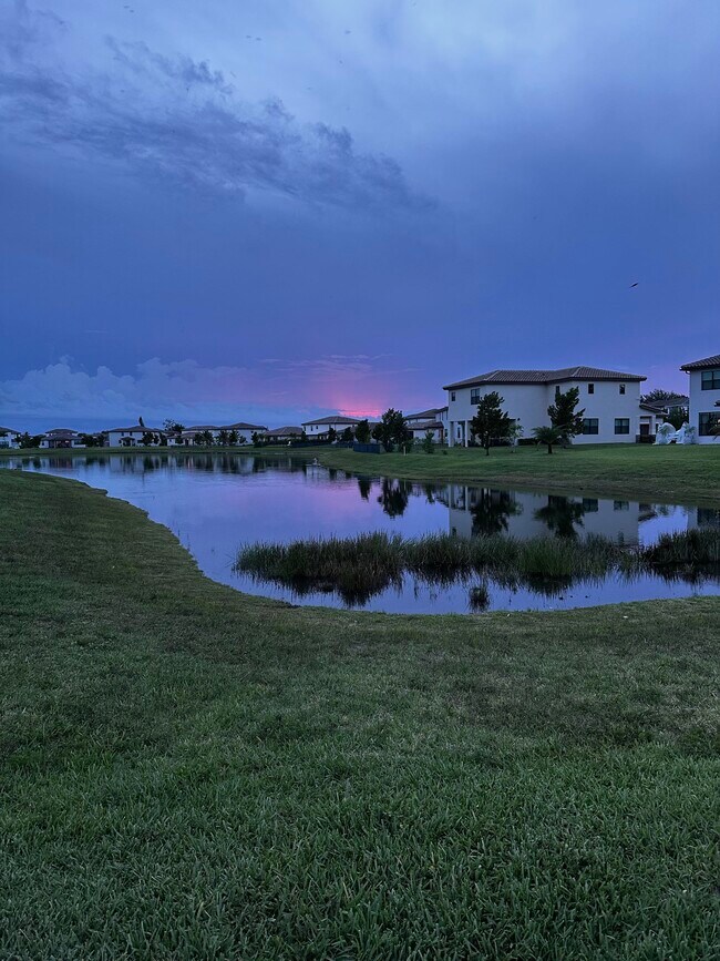 Foto del edificio - 1307 Whitcombe Dr
