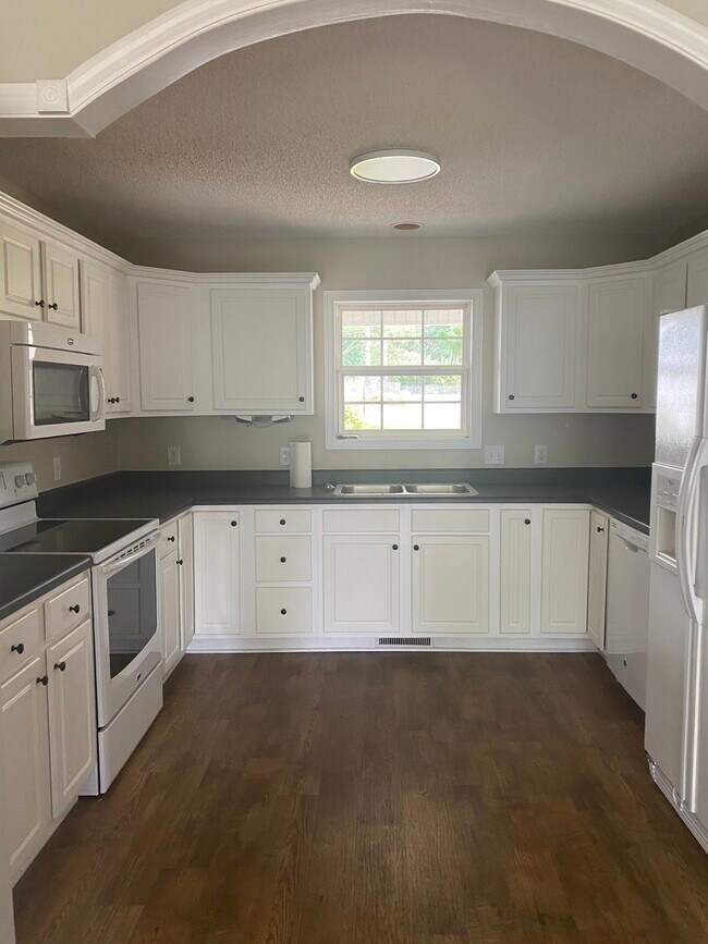 Kitchen - 173 Bellhaven Dr