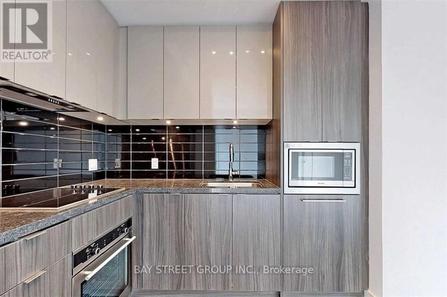 Building Photo - 125 Blue Jays Way