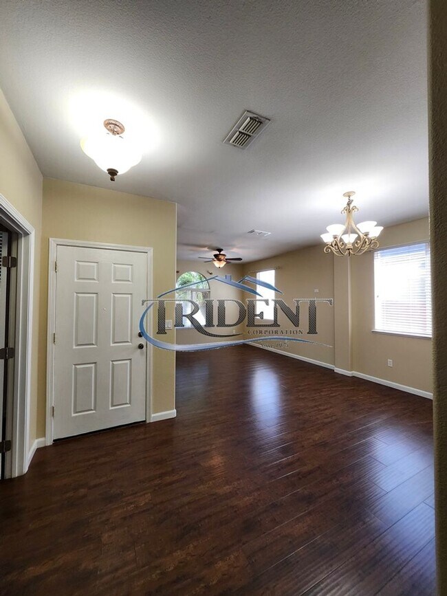 Foto del edificio - 3-bedroom 2-bath home with den located in Edgewater