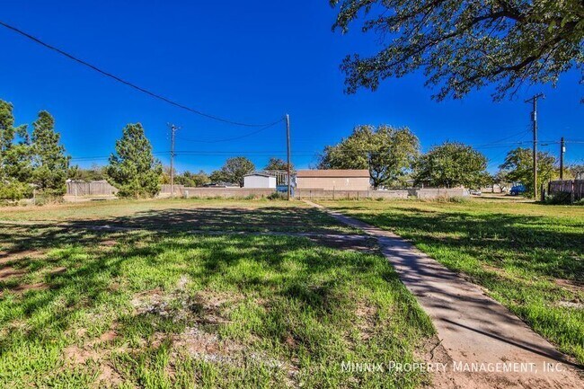 Building Photo - 1300 S 11th St