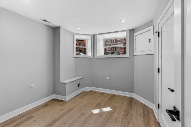 Foto del edificio - 2451 N Albany Ave