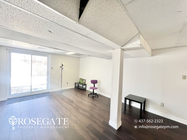 Photo du bâtiment - Spacious 3-Bedroom Home with 3 Parking Spaces & Backyard in Cambridge