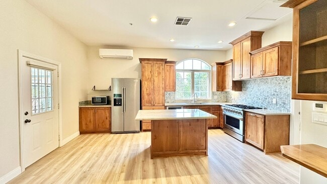 Building Photo - Stunning Fully Detached Casita on Private ...