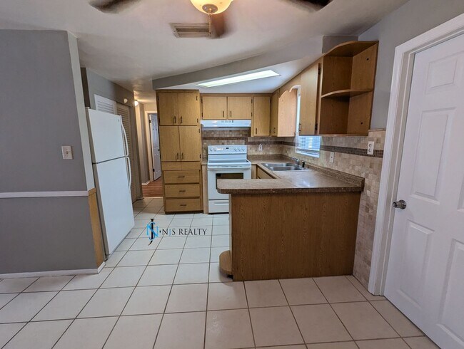 Foto del edificio - Must See 3/2/1 over 1000sf with tile/lamin...