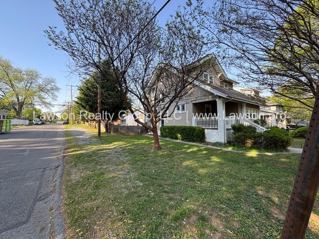 Building Photo - Large Raleigh Court Home on a Corner Lot