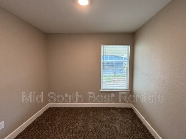 Building Photo - 707 Shamrock Dr
