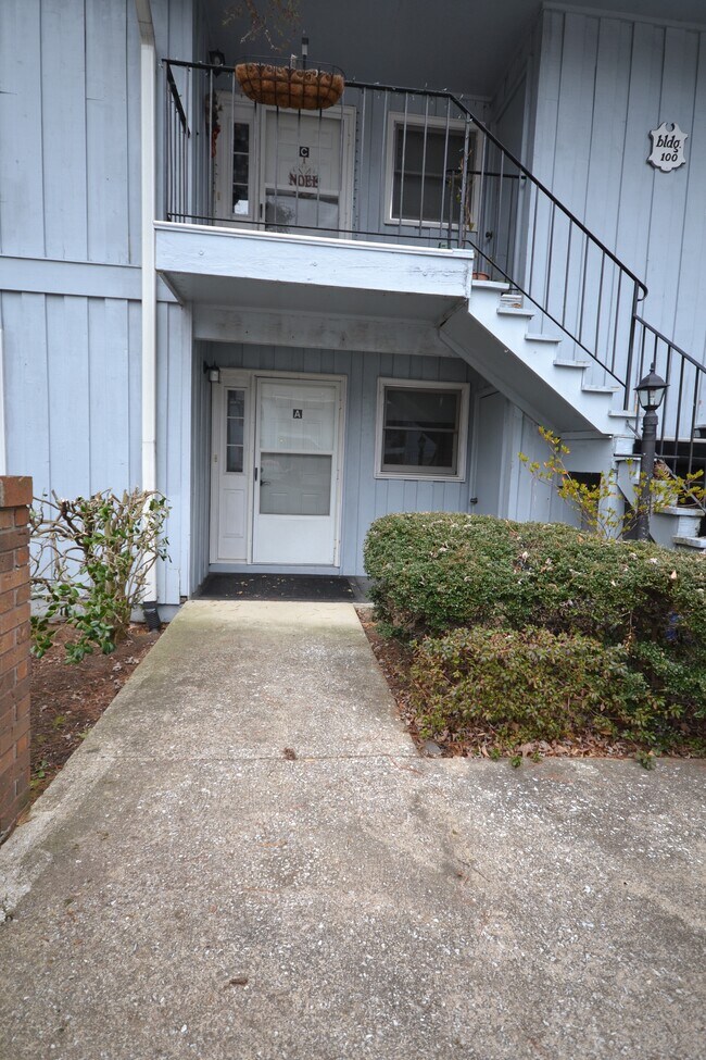 Building Photo - 100 Meadow Park Ln