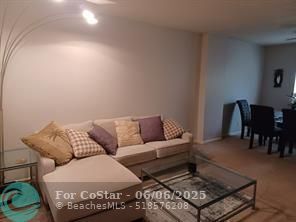 Foto del edificio - 303 N Riverside Dr