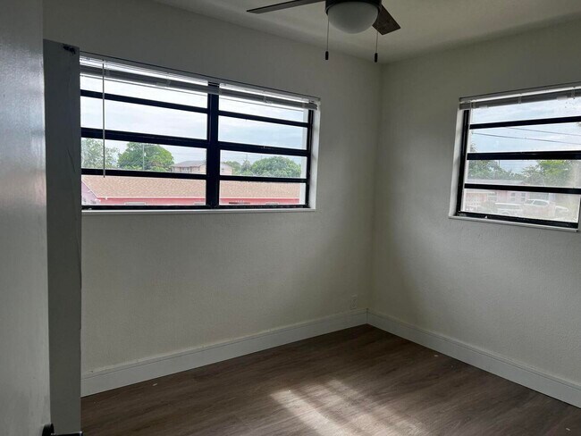Foto del edificio - 1197 W 35th St