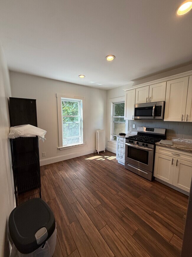 Building Photo - 22 Mansfield St