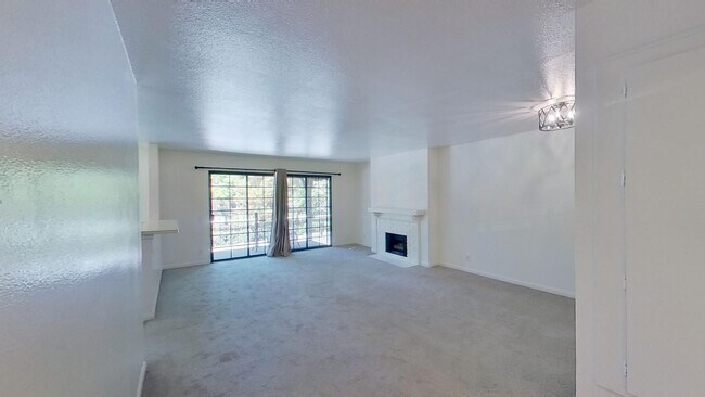 Foto del edificio - Spacious Studio by South Coast Plaza!