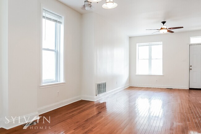 Foto del edificio - Prepare to fall in love with this 4 bedroo...