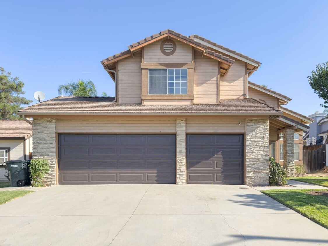 Primary Photo - 2 Story, 3-Bedroom POOL + SOLAR Home in Wi...