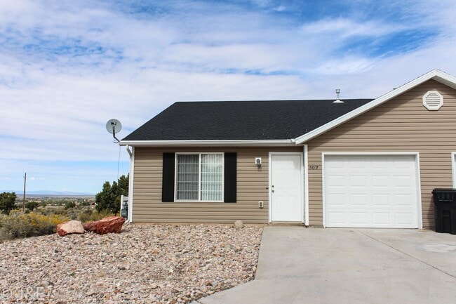 Building Photo - Charming 3-bedroom Home