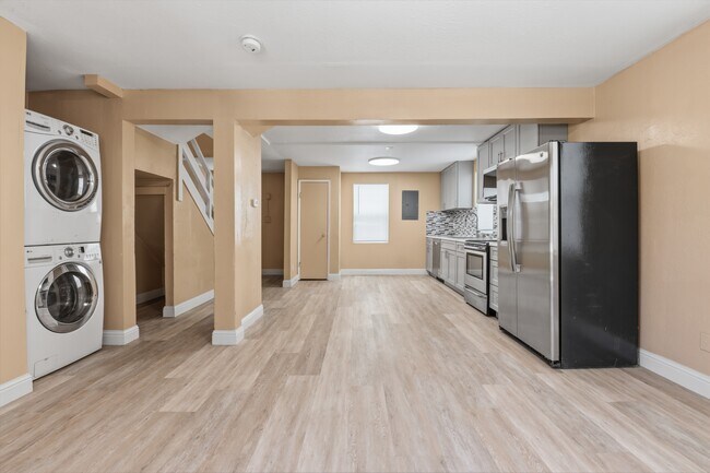 Foto del edificio - E 6th St. Apartments