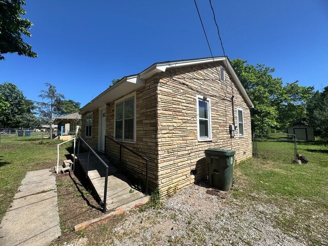 Building Photo - 2 Bed 1 Bath home in Midwest City!