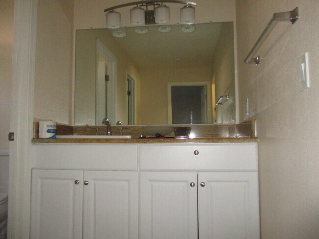 Foto del edificio - 8158 Kelton Dr
