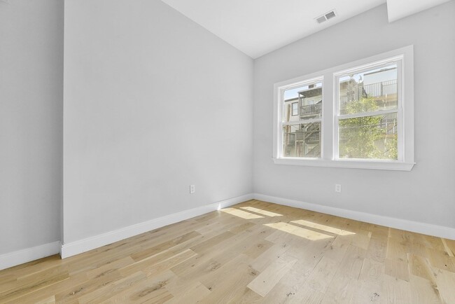 Building Photo - 173 Chelsea St