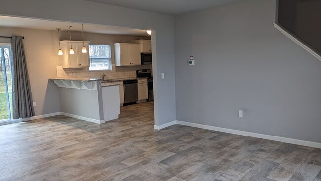 Building Photo - 4 Bedroom Home