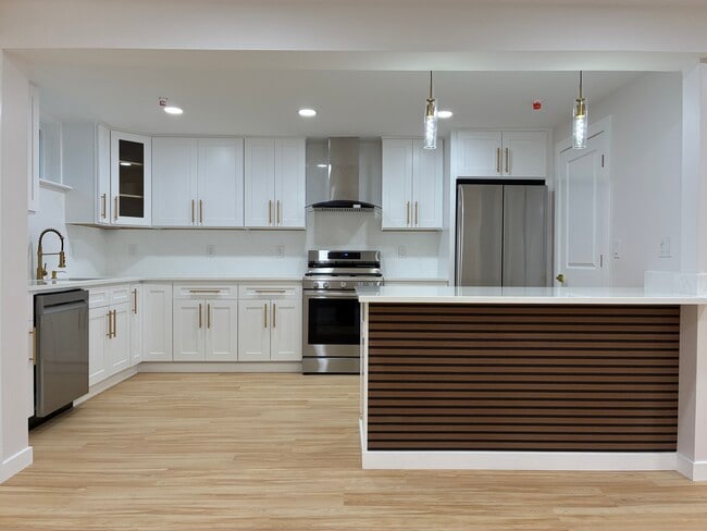 Building Photo - 716 11TH St