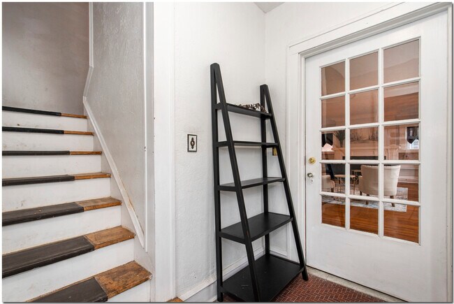 Foyer - 3377 Sutton Rd