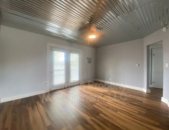 Foto del edificio - 519.5 W 8th St