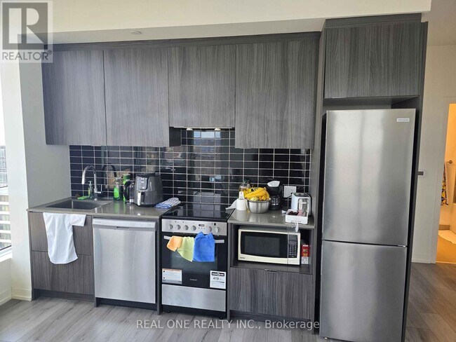 Building Photo - 395 Bloor St E