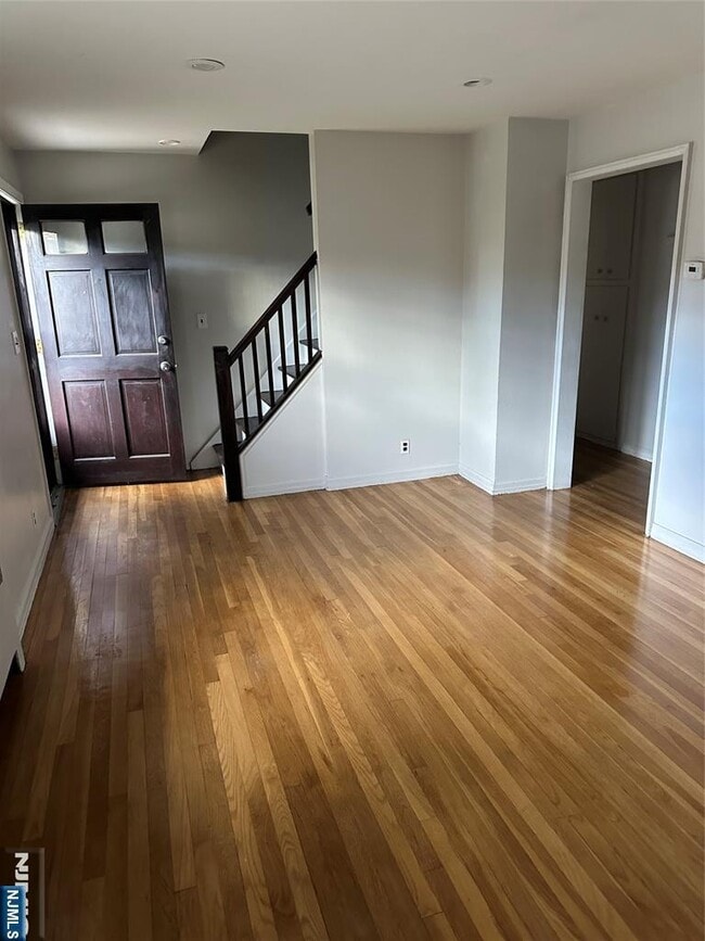 Foto del edificio - 743 Newcomb Rd