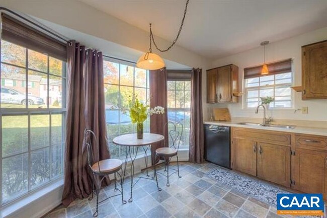 Foto del edificio - 2460 Whitney Ct