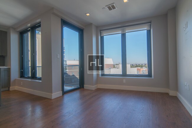 Building Photo - 2718 Hoyt Ave S