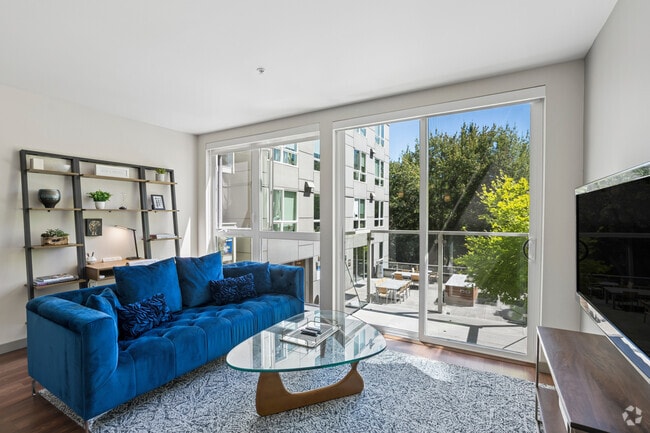 1BR, 1BA - 642SF - Living Room - Sky