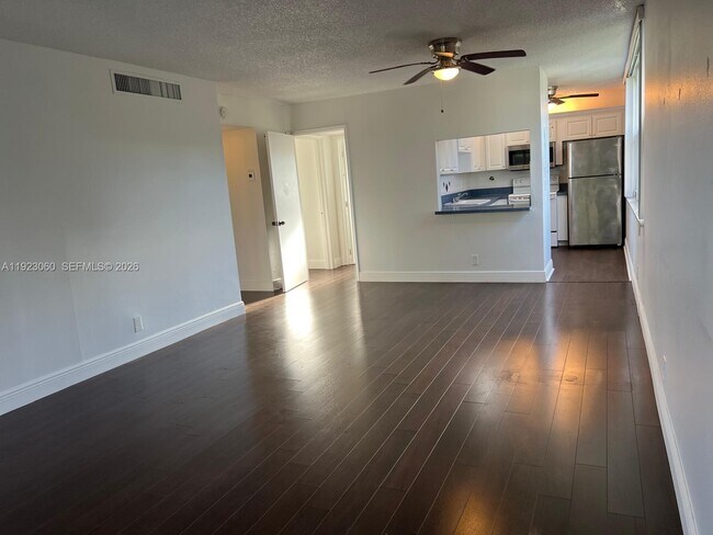 Foto del edificio - 9441 Evergreen Pl