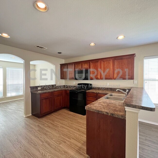 Building Photo - Beautifully Maintained 3/2/2 in NORTHWEST ...