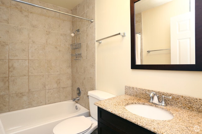 1BR, 1BA - 840SF - Bathroom - Brentwood on the Pond