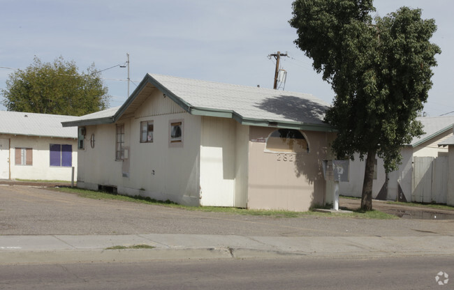 Building Photo - 2822 W Mcdowell Rd