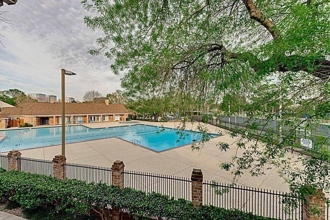 Building Photo - 1305 Country Pl Dr