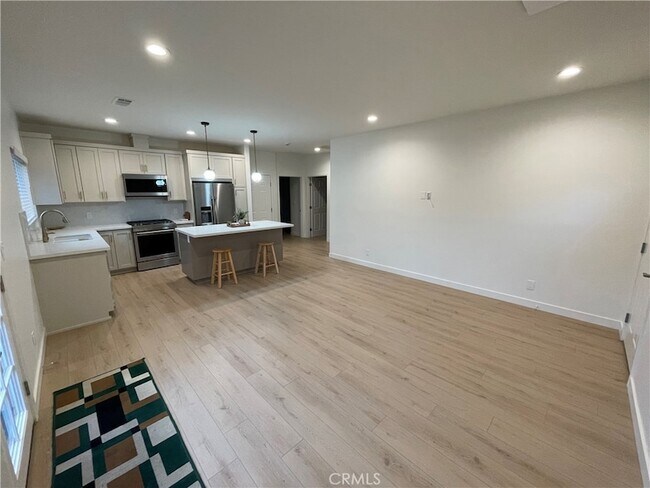 Foto del edificio - 215 E 2nd St