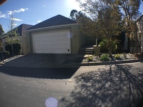 Building Photo - 6143 Lakeview Cir