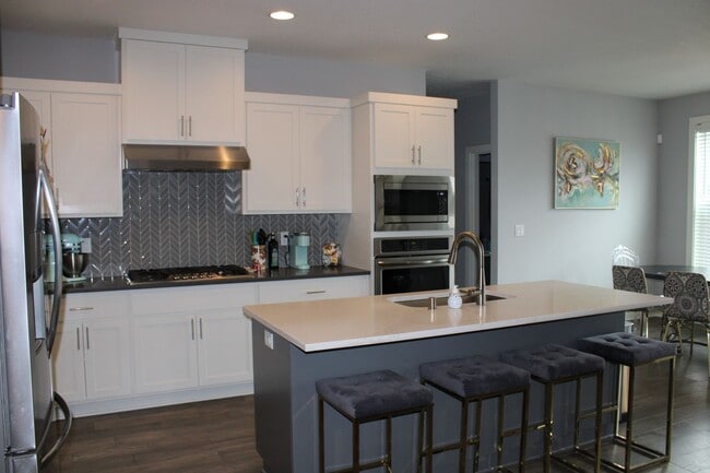 Foto del edificio - BEAUTIFUL 4+ BR, 2.5 BA - SPECIAL $500 OFF for December Move In!