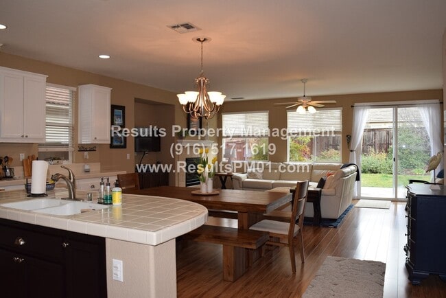 Building Photo - Spacious 3 bedroom Excellent Roseville Loc...