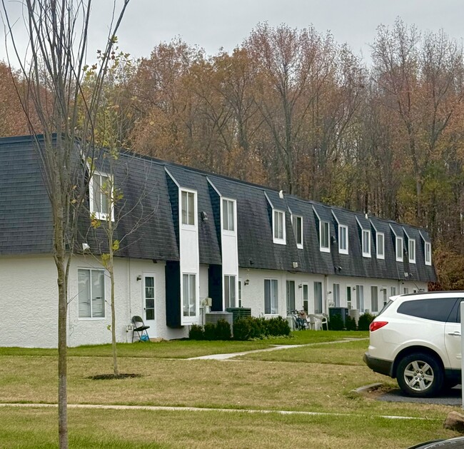 Foto del edificio - Windsor Forest Townhomes