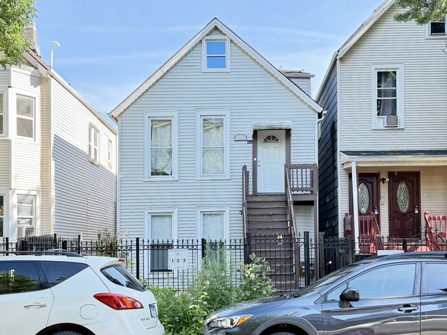 Building Photo - 3503 W Dickens Ave