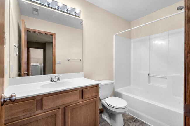 Foto del edificio - Beautiful End Unit Condo - 4 Bedrooms, Lin...