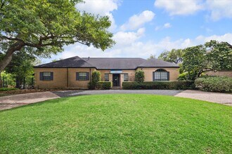 Building Photo - 2417 Blue Bonnet Blvd