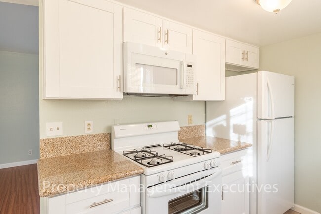 Building Photo - Remodeled 3 Bedroom, 1 Bath Duplex with Ga...