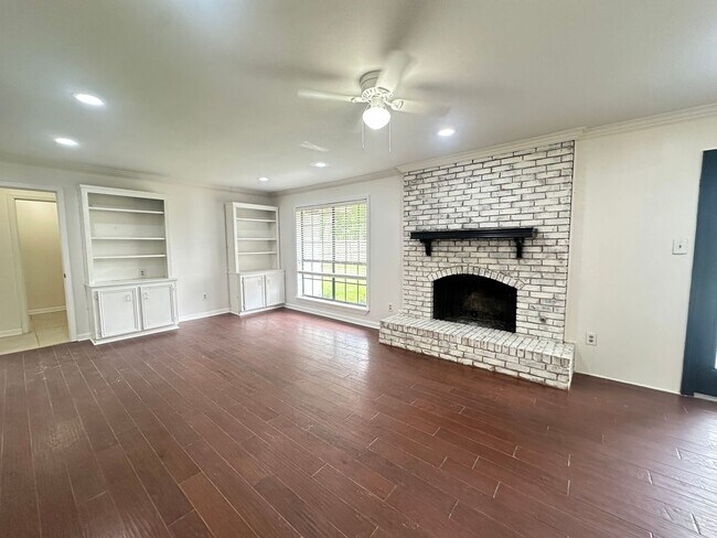 Foto del edificio - UPDATED IN TOWN SOUTH-LARGE 4/3 BRICK HOME-VERY NICE